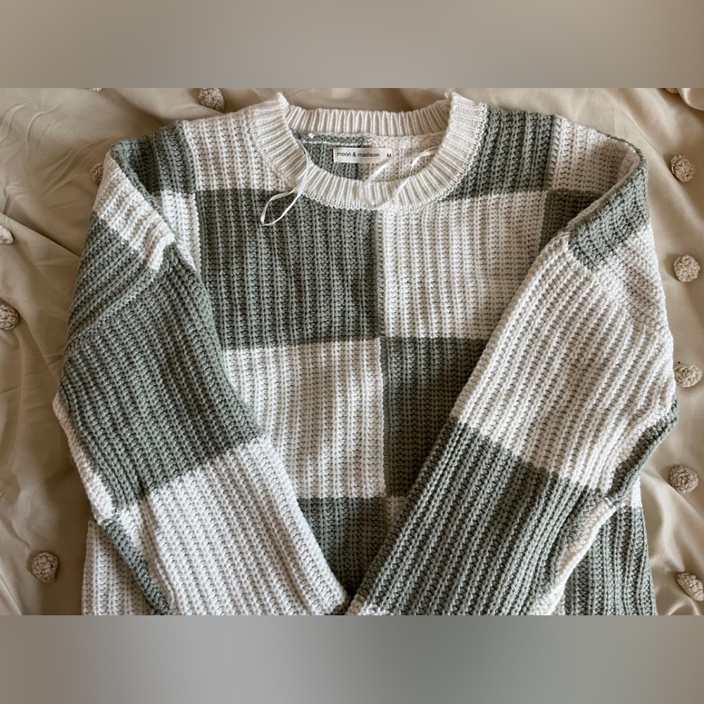 Moon & Madison Green and White Crew Neck Sweater